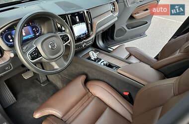 Внедорожник / Кроссовер Volvo XC60 2021 в 