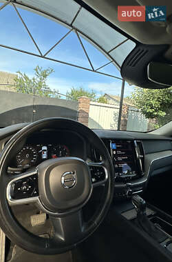 Внедорожник / Кроссовер Volvo XC60 2017 в 