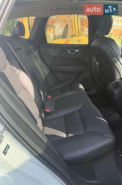 Внедорожник / Кроссовер Volvo XC60 2021 в 
