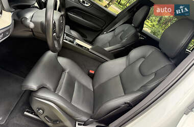 Внедорожник / Кроссовер Volvo XC60 2021 в 