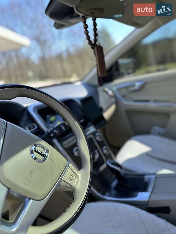 Внедорожник / Кроссовер Volvo XC60 2015 в Хырове