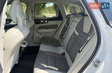 Внедорожник / Кроссовер Volvo XC60 2017 в 
