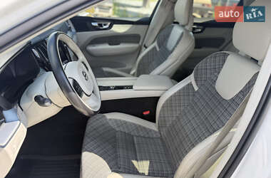 Внедорожник / Кроссовер Volvo XC60 2017 в 