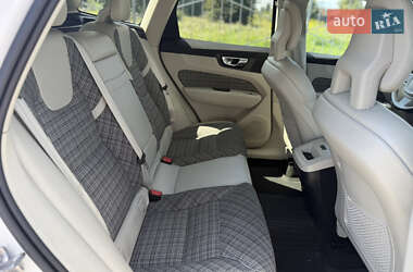 Внедорожник / Кроссовер Volvo XC60 2017 в 