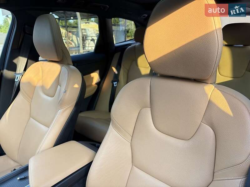 Внедорожник / Кроссовер Volvo XC60 2019 в Ирпене