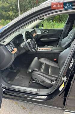 Внедорожник / Кроссовер Volvo XC60 2018 в 
