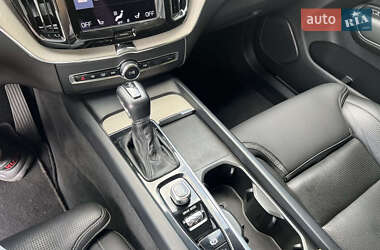 Внедорожник / Кроссовер Volvo XC60 2021 в 