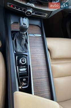 Внедорожник / Кроссовер Volvo XC60 2019 в 