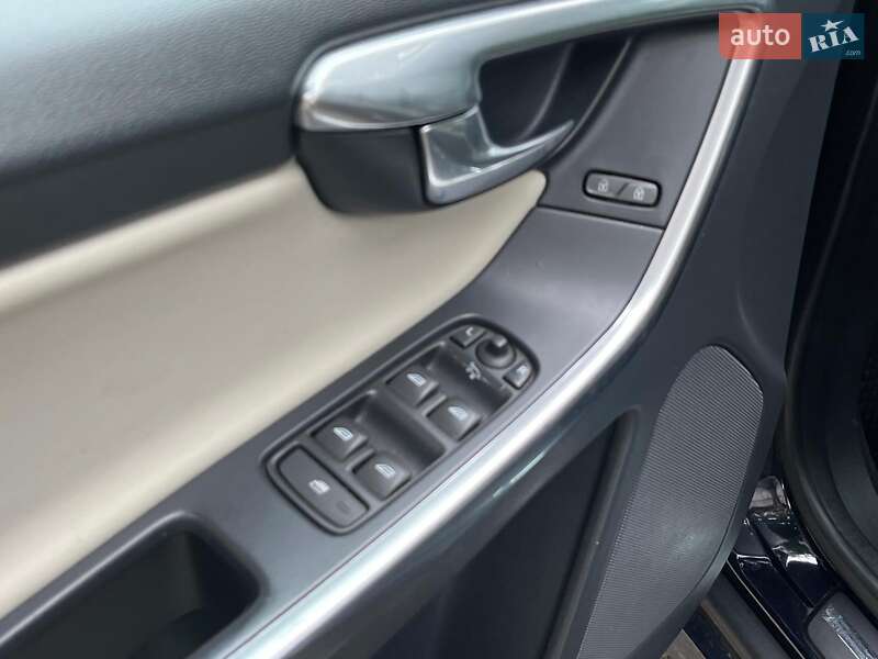 Внедорожник / Кроссовер Volvo XC60 2016 в Киеве