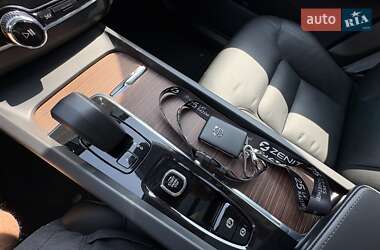 Внедорожник / Кроссовер Volvo XC60 2023 в 
