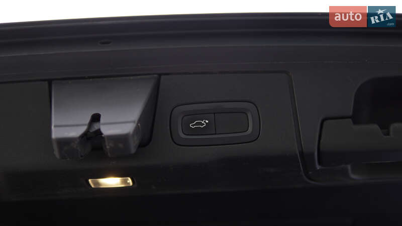 Внедорожник / Кроссовер Volvo XC60 2017 в Вараше