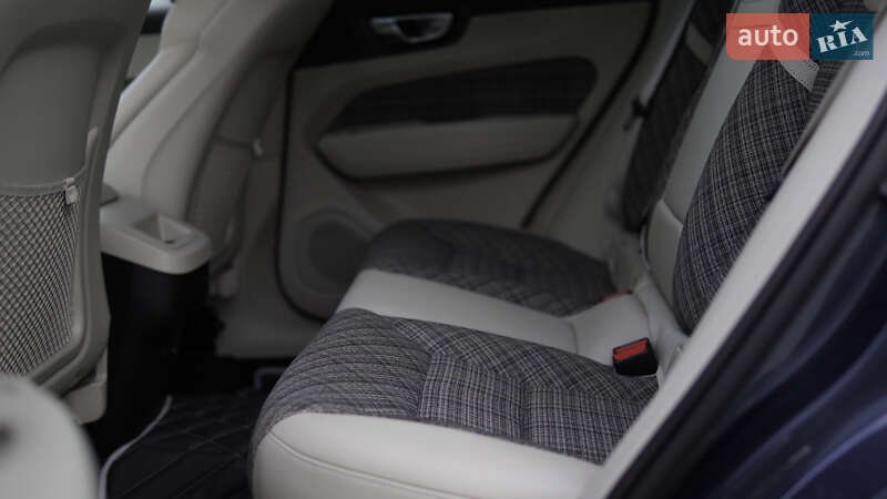 Внедорожник / Кроссовер Volvo XC60 2017 в Вараше