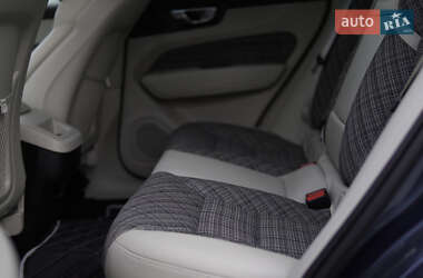 Внедорожник / Кроссовер Volvo XC60 2017 в 