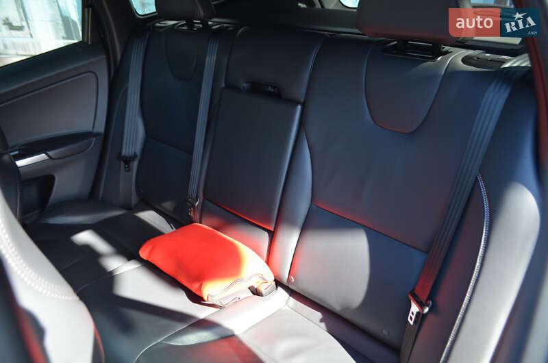 Внедорожник / Кроссовер Volvo XC60 2017 в Киеве