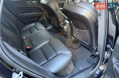 Внедорожник / Кроссовер Volvo XC60 2021 в 