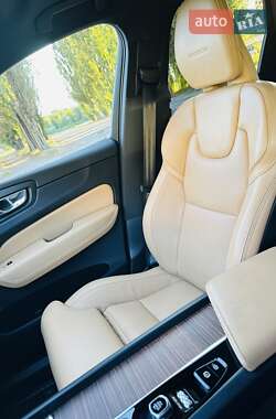 Внедорожник / Кроссовер Volvo XC60 2019 в 