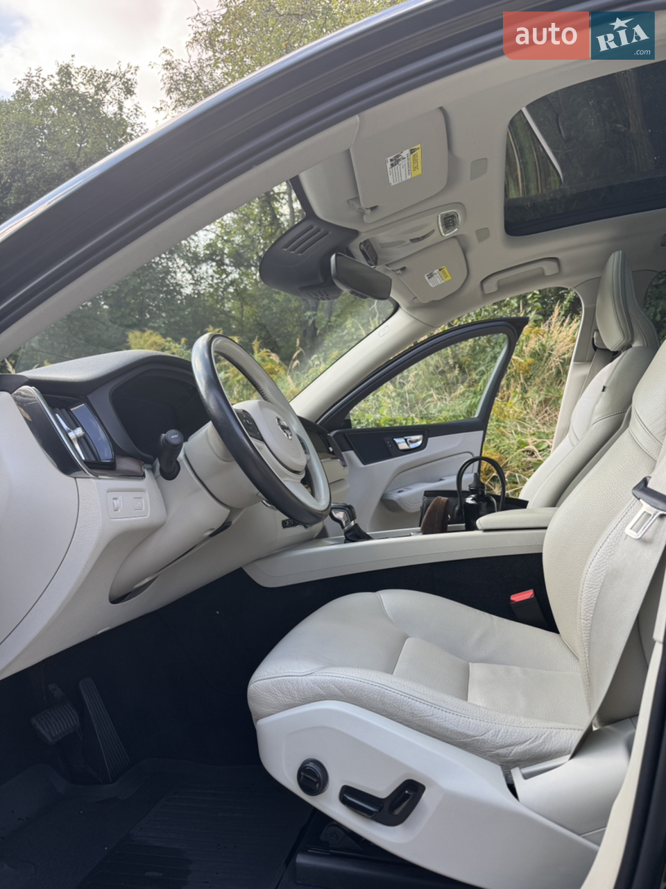 ? Автомобіль у ідеальному стані!
Продаю власний Volvo XC60 2021 року у стильному чорному кольорі. Машина після професійного та якісного відновлення — усі пошкодження повністю усунені, безпека повністю відновлена (подушки, датчики, системи).
? Основні переваги:
• Другий власник, авто збережене та доглянуте.
• Бережна експлуатація, своєчасне обслуговування.
• Салон — дуже стильний, сучасний та охайний, приємні матеріали, ергономічний дизайн.
• У комплектації Momentum — комфортні сидіння, сучасна мультимедіа, якісний звук.
• Встановлено всі оновлення та сервіси Volvo.
? Авто не потребує жодних вкладень — сів і поїхав.
?
? Машина повністю готова до експлуатації, надійна та безпечна.
Ідеальний варіант для тих, хто хоче сучасний кросовер з відмінною репутацією та комфортом.