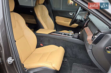 Внедорожник / Кроссовер Volvo XC60 2023 в 