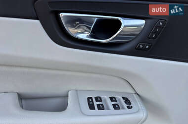 Внедорожник / Кроссовер Volvo XC60 2020 в 