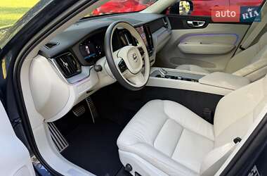 Позашляховик / Кросовер Volvo XC60 2023 в 