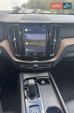 Внедорожник / Кроссовер Volvo XC60 2022 в 