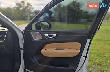 Внедорожник / Кроссовер Volvo XC60 2023 в 