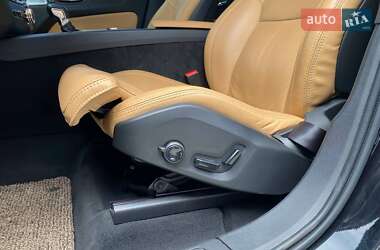 Внедорожник / Кроссовер Volvo XC60 2019 в 