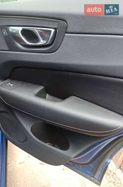 Внедорожник / Кроссовер Volvo XC60 2018 в 
