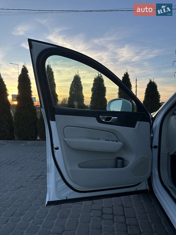 Позашляховик / Кросовер Volvo XC60 2022 в Львові