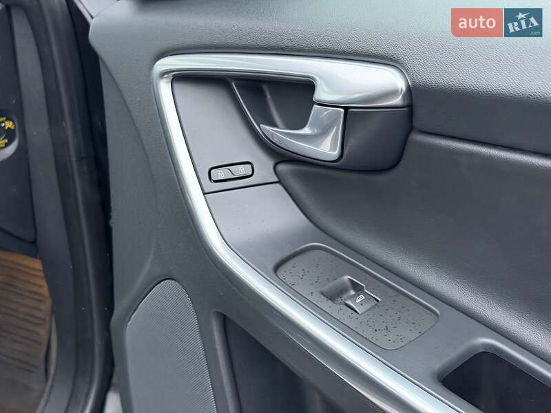 Позашляховик / Кросовер Volvo XC60 2016 в Києві