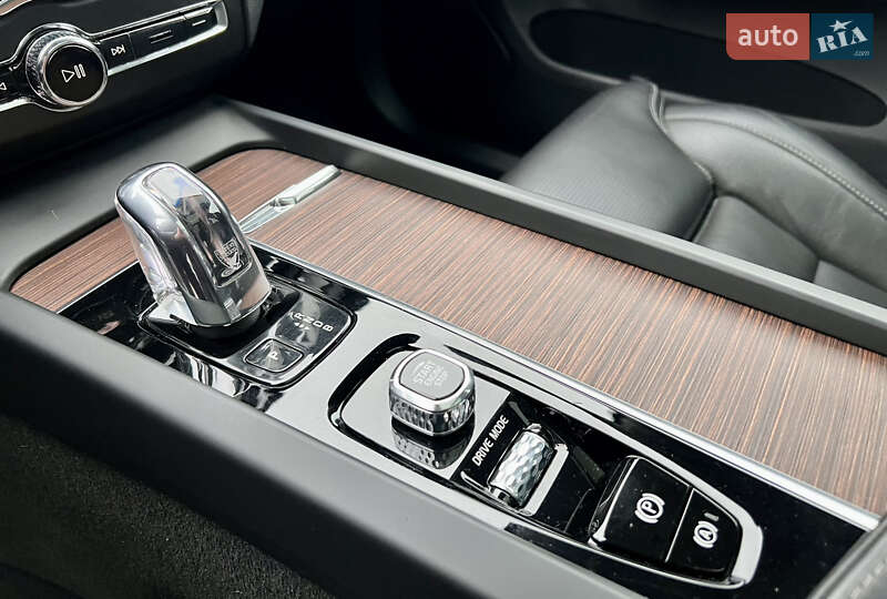 Внедорожник / Кроссовер Volvo XC60 2019 в Киеве