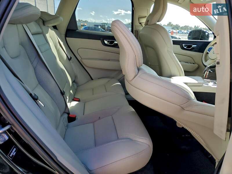 Внедорожник / Кроссовер Volvo XC60 2021 в Киеве