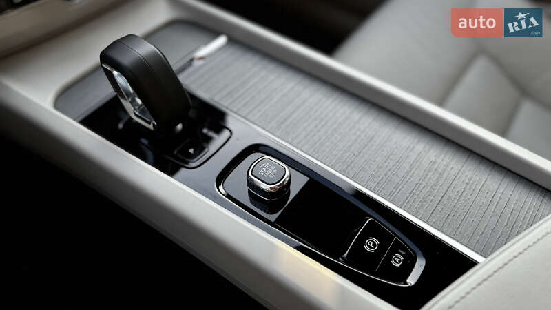 Внедорожник / Кроссовер Volvo XC60 2024 в Киеве