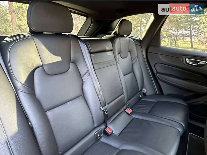 Внедорожник / Кроссовер Volvo XC60 2019 в Киеве