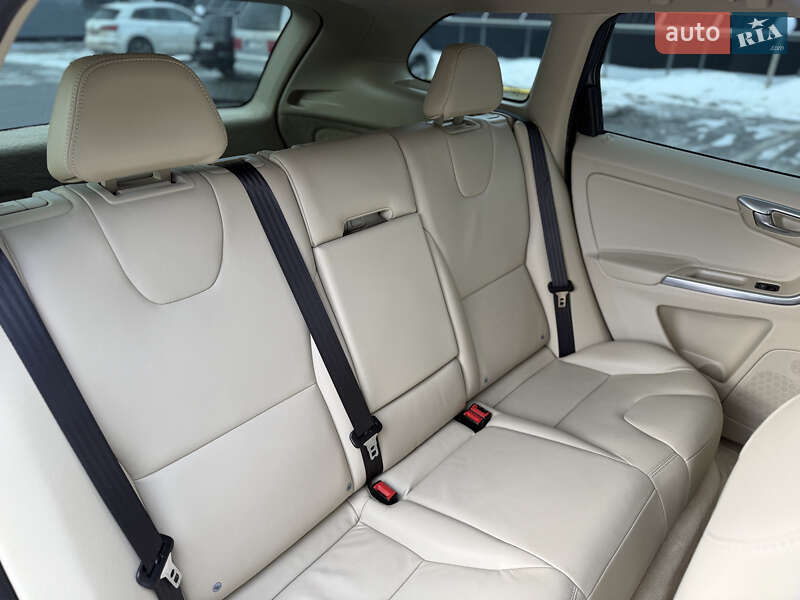 Внедорожник / Кроссовер Volvo XC60 2015 в Владимире