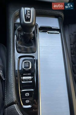 Внедорожник / Кроссовер Volvo XC90 2017 в 