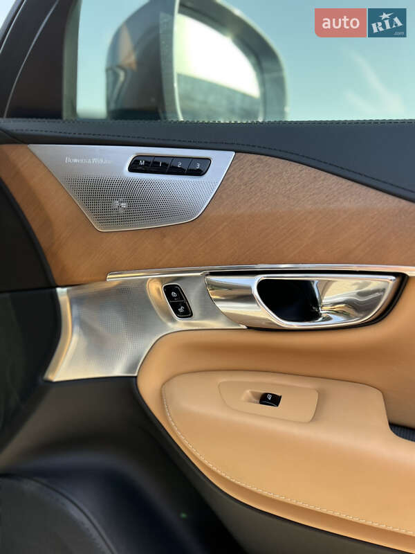 Внедорожник / Кроссовер Volvo XC90 2016 в Нововолынске