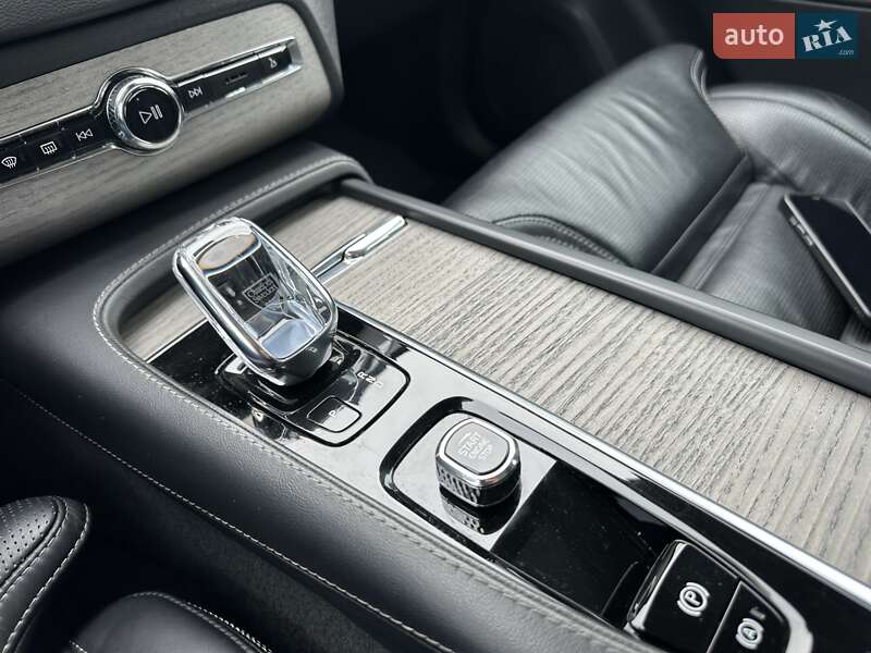Внедорожник / Кроссовер Volvo XC90 2021 в Киеве