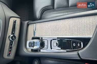 Внедорожник / Кроссовер Volvo XC90 2021 в 