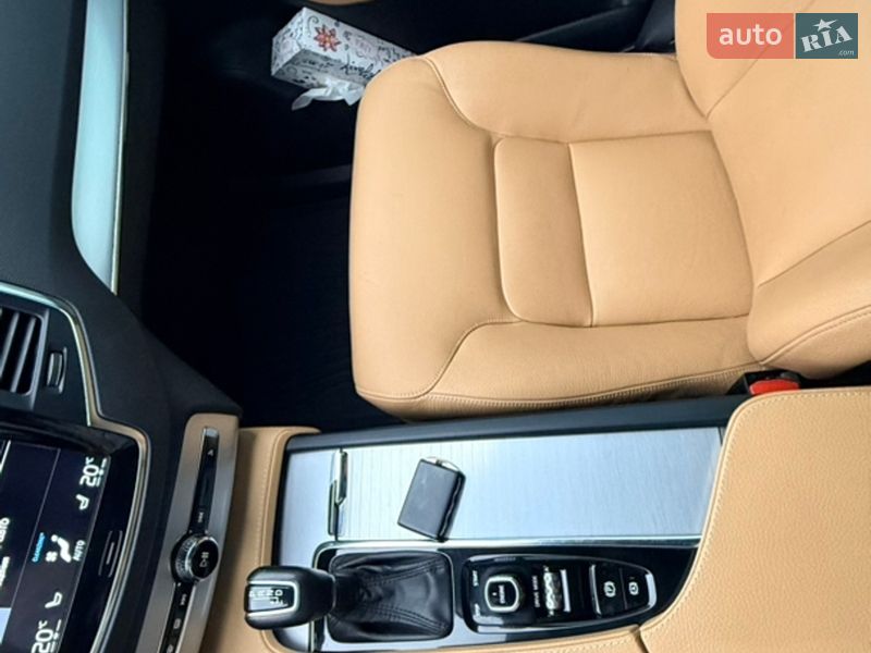 Позашляховик / Кросовер Volvo XC90 2017 в Вараші