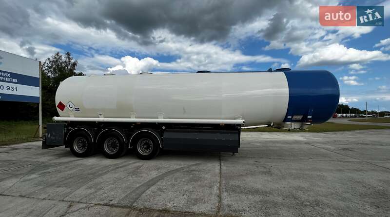 Цистерна полуприцеп Willig Sana 2009 в Львове