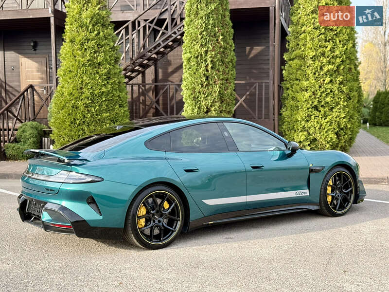 Седан Xiaomi SU7 Ultra 2025 в Дніпрі