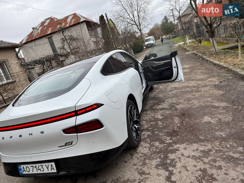 Седан Xpeng P7 2023 в Ужгороді