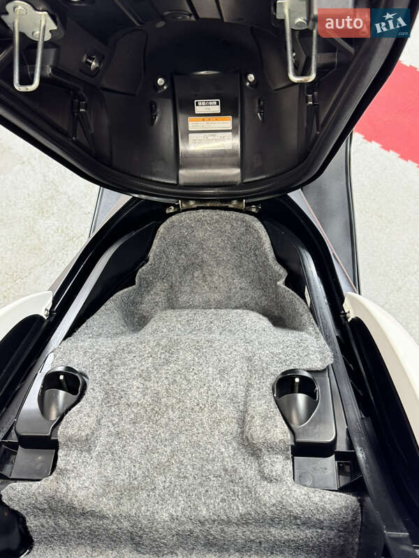 Максі-скутер Yamaha Majesty 400 2011 в Одесі фото 24 Максі-скутер Yamaha Majesty 400 2011 в Одесі