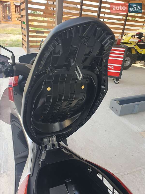 Скутер Yamaha NMax 2017 в Вышгороде