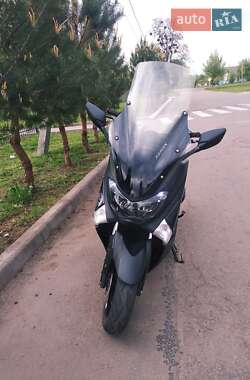 Макси-скутер Yamaha NMax 2017 в Лохвице