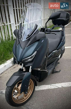 Макси-скутер Yamaha X-Max 2022 в 