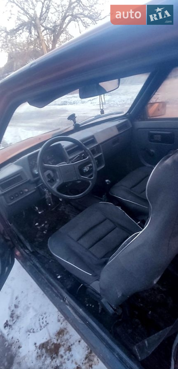 Машина на повному бойовому спорядженні поїхала невеликий торг.