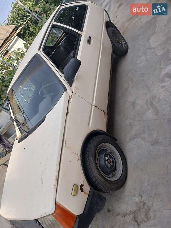 Хэтчбек ЗАЗ 1102 Таврия 1990 в Соленом