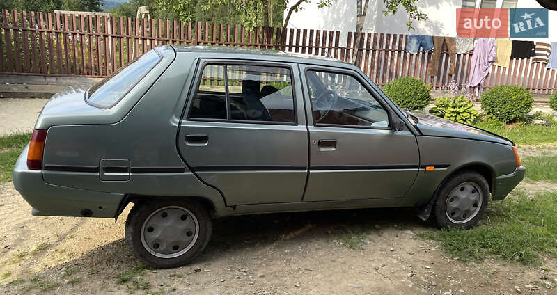 Лифтбек ЗАЗ 1103 Славута 2006 в Порогах